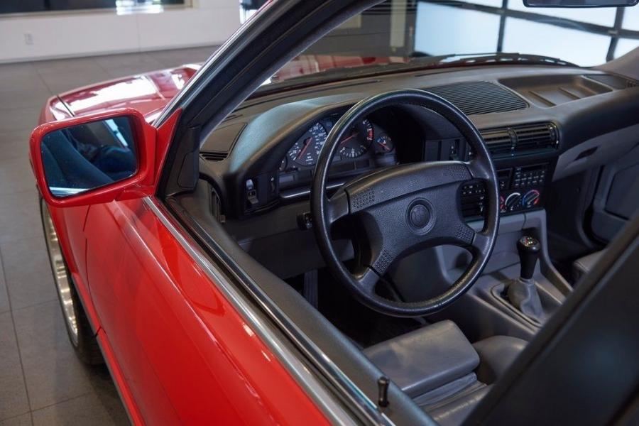 Детали интерьера BMW M5 Sedan (E34) 1991 года  (фото 18 из 21)